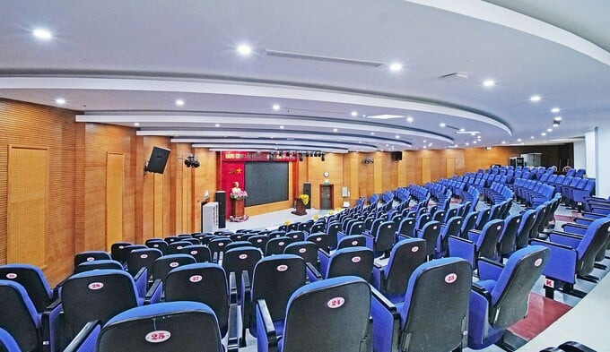 Ngôi trường hơn 450 tỷ của thủ khoa xinh nhất mùa thi tốt nghiệp THPT 2025: &quot;Đỉnh&quot; từ cơ sở vật chất đến chất lượng giáo dục - Ảnh 3.