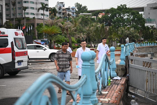 Vụ lật tàu Hạ Long: Tang thương bao trùm nhà tang lễ, người thân bật khóc bên áo quan - Ảnh 7.