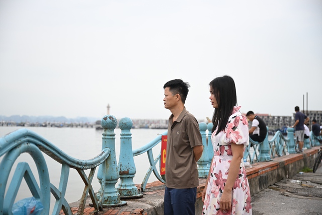 Vụ lật tàu Hạ Long: Tang thương bao trùm nhà tang lễ, người thân bật khóc bên áo quan - Ảnh 2.