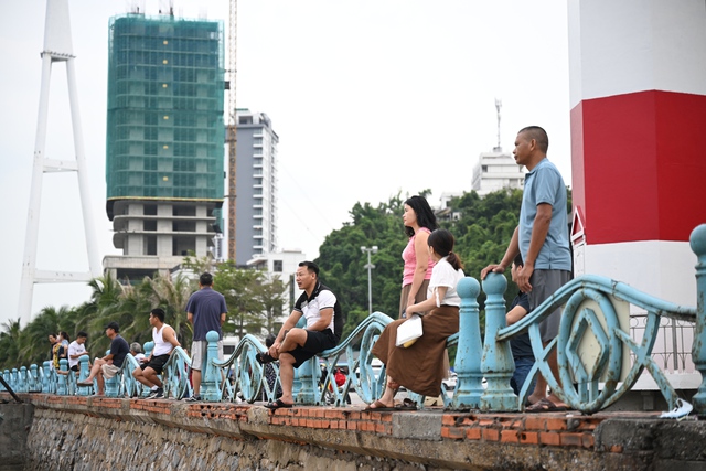 Vụ lật tàu Hạ Long: Tang thương bao trùm nhà tang lễ, người thân bật khóc bên áo quan - Ảnh 4.