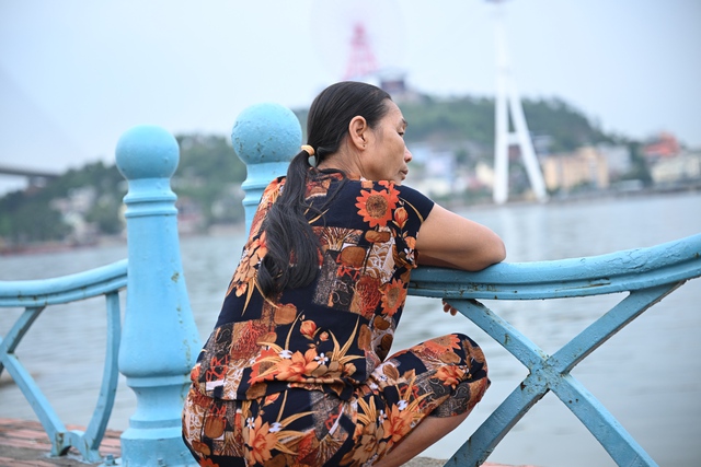 Vụ lật tàu Hạ Long: Tang thương bao trùm nhà tang lễ, người thân bật khóc bên áo quan - Ảnh 3.