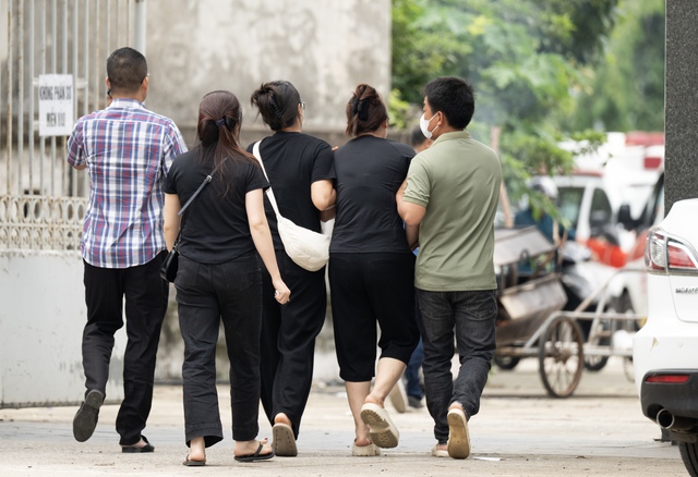 Vụ lật tàu Hạ Long: Tang thương bao trùm nhà tang lễ, người thân bật khóc bên áo quan - Ảnh 10.