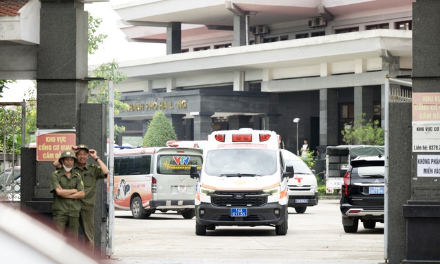 Vụ lật tàu Hạ Long: Tang thương bao trùm nhà tang lễ, người thân bật khóc bên áo quan - Ảnh 11.