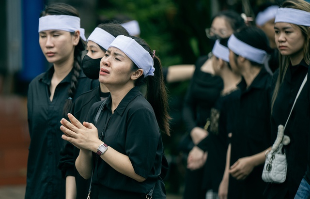 Vụ lật tàu Hạ Long: Tang thương bao trùm nhà tang lễ, người thân bật khóc bên áo quan - Ảnh 12.