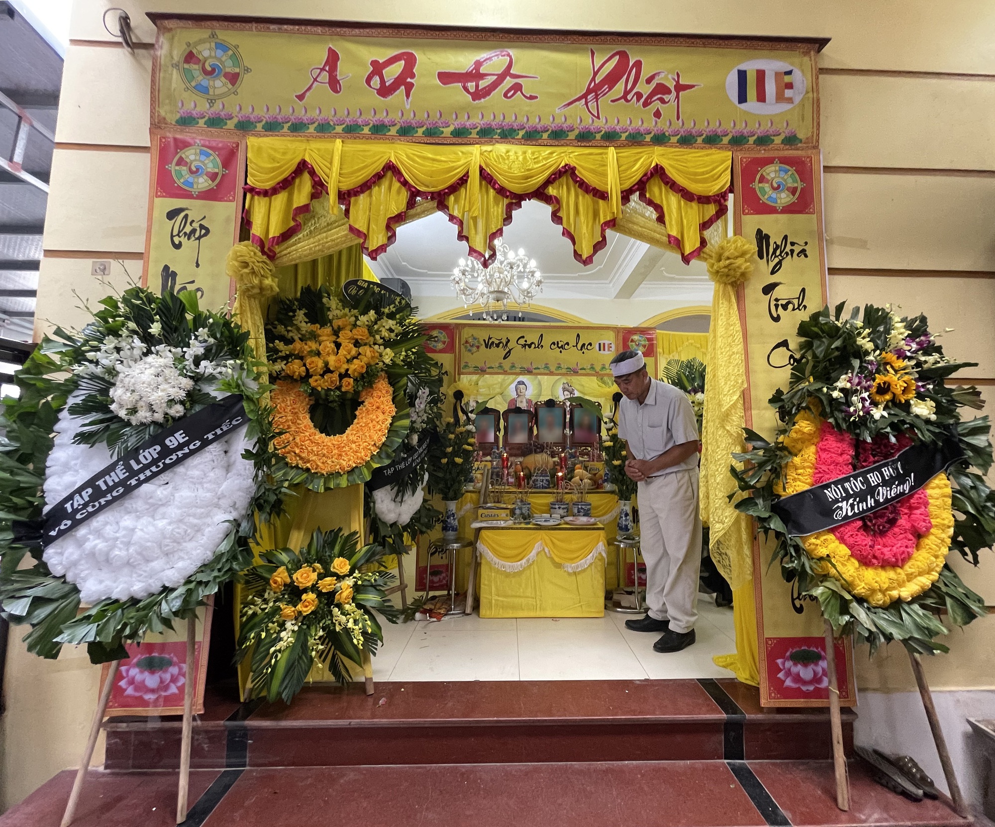 Lặng người trước 4 tấm di ảnh của 1 gia đình ở Hà Nội gặp nạn trong vụ lật tàu: Cả nhà chưa từng đi du lịch, đây là chuyến tặng cho con trai mới thi xong lớp 12, nào ngờ... - Ảnh 2.