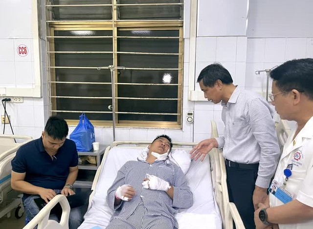 Người đàn ông cố gắng cứu mẹ và nhiều người giữa vụ lật tàu Hạ Long nhưng đau lòng khi không thể cứu được người yêu - Ảnh 2. Người đàn ông cố gắng cứu mẹ và nhiều người giữa vụ lật tàu Hạ Long nhưng đau lòng khi không thể cứu được người yêu - Ảnh 2.