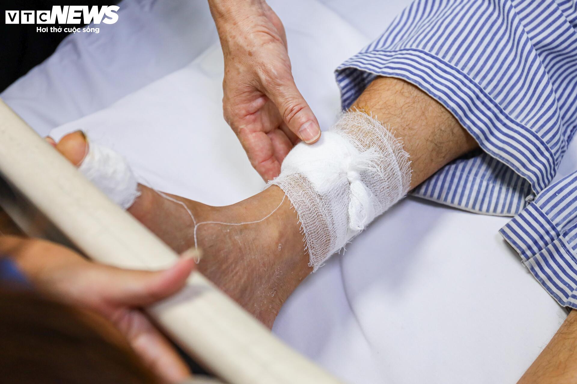 Nạn nhân vụ lật tàu: 'Tôi cùng 2 người bám vào ghế gỗ hơn 3 tiếng trên biển' - Ảnh 5.