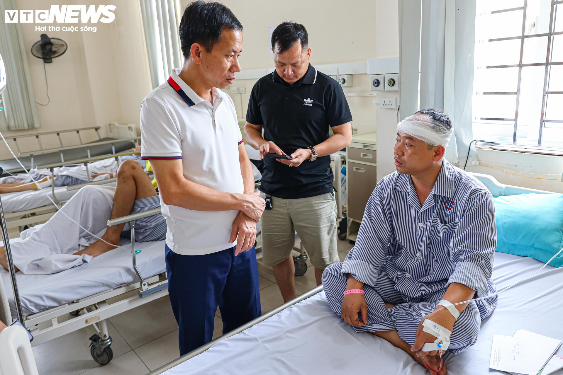Nạn nhân vụ lật tàu: 'Tôi cùng 2 người bám vào ghế gỗ hơn 3 tiếng trên biển' - Ảnh 15.