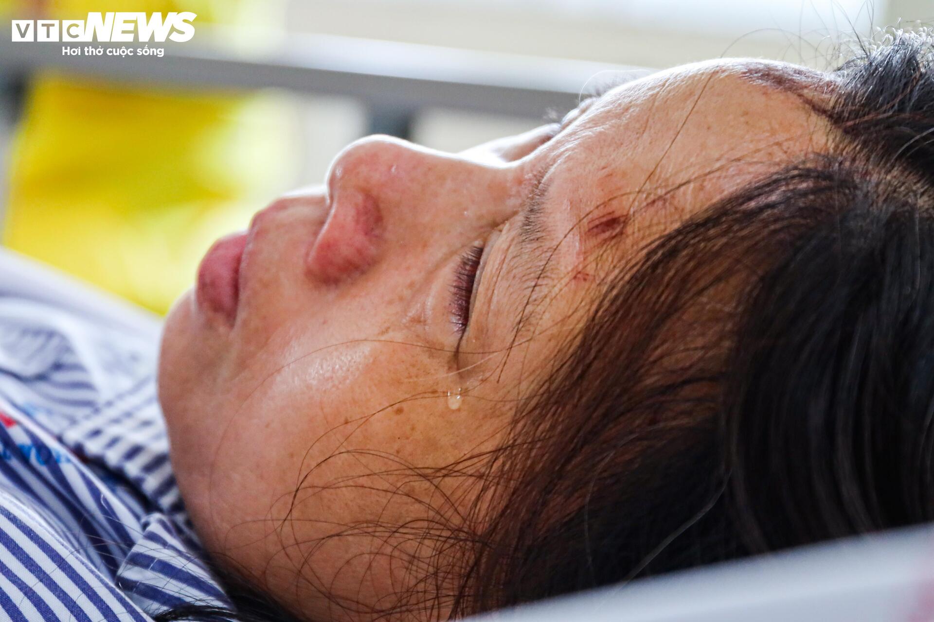 Nạn nhân vụ lật tàu: 'Tôi cùng 2 người bám vào ghế gỗ hơn 3 tiếng trên biển' - Ảnh 10.