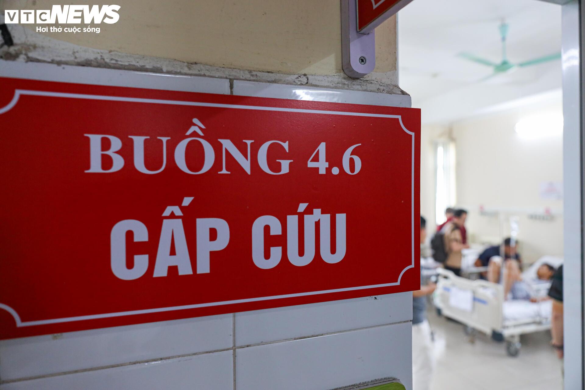 Nạn nhân vụ lật tàu: 'Tôi cùng 2 người bám vào ghế gỗ hơn 3 tiếng trên biển' - Ảnh 8.