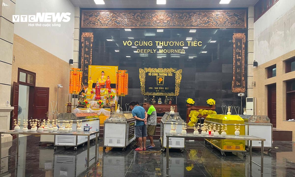 Con gái nạn nhân vụ lật tàu ở Hạ Long: 'Tôi sẽ đợi mẹ để đưa về nhà cùng bố' - Ảnh 1.