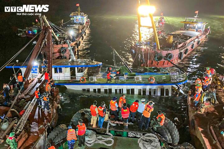 Vụ lật tàu ở Hạ Long: Tìm thấy thêm thi thể khi trục vớt tàu; 35 người tử vong - Ảnh 2.