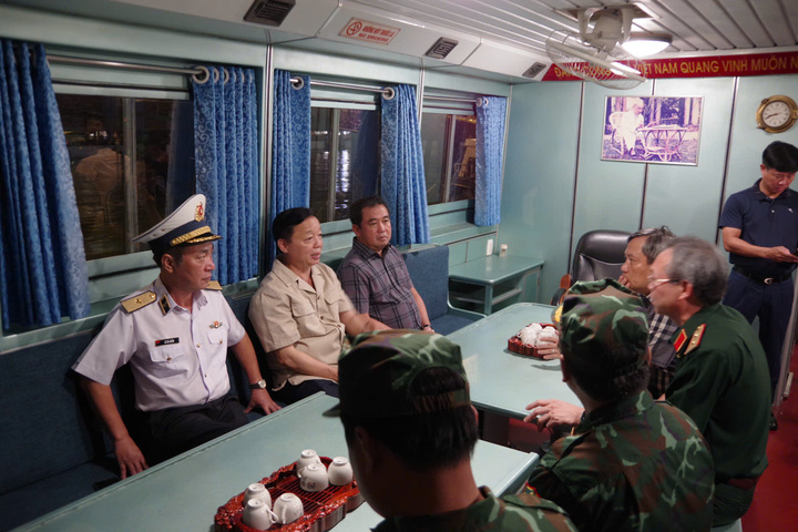 Vụ lật tàu ở Hạ Long: Tìm thấy thêm thi thể khi trục vớt tàu; 35 người tử vong - Ảnh 16.
