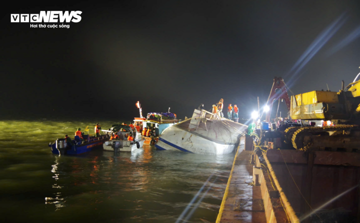 Lật tàu du lịch ở Quảng Ninh, 35 người chết: Vì sao không dùng trực thăng cứu hộ? - Ảnh 1.