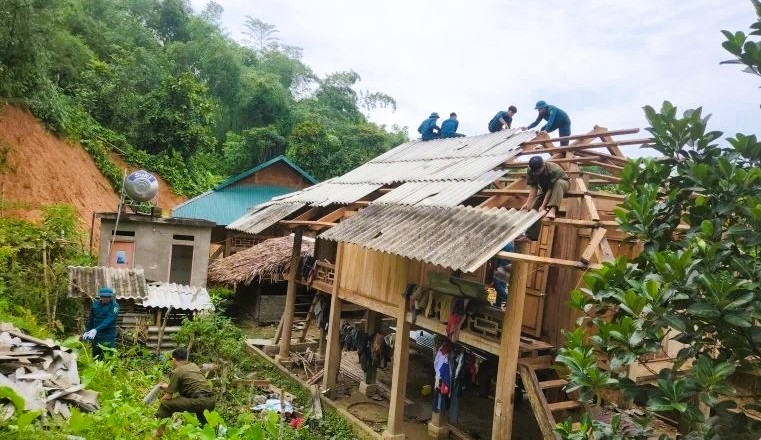 Bão số 3 chưa vào, hàng trăm nhà dân ở Thanh Hóa đã tốc mái, hư hỏng- Ảnh 1. Bão số 3 chưa vào, hàng trăm nhà dân ở Thanh Hóa đã tốc mái, hư hỏng- Ảnh 1.