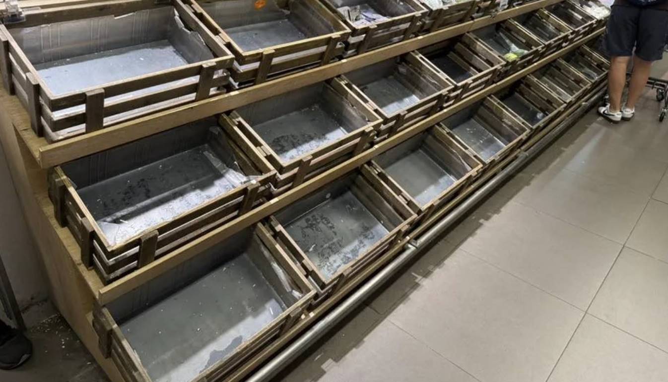 Bên trong siêu thị trống trơn trước bão Wipha, 1 loại rau bị người Trung Quốc đồng loạt bỏ lại: Lý do gì bị Bên trong siêu thị trống trơn trước bão Wipha, 1 loại rau bị người Trung Quốc đồng loạt bỏ lại: Lý do gì bị