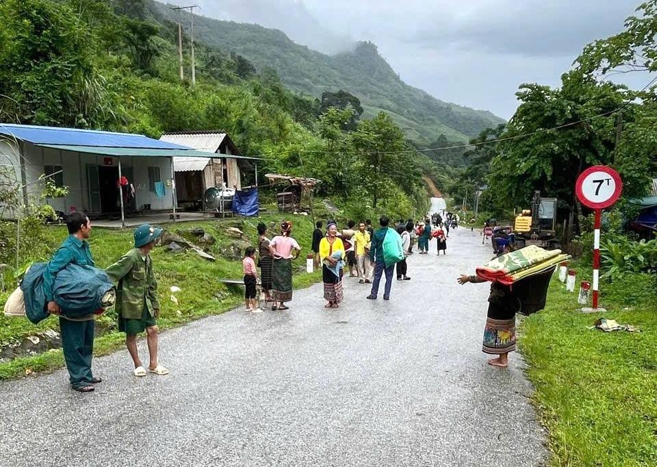 Trước giờ bão đổ bộ: Vết nứt dài 300m trên núi khiến hàng chục người phải rời nhà - Ảnh 2. Trước giờ bão đổ bộ: Vết nứt dài 300m trên núi khiến hàng chục người phải rời nhà - Ảnh 2.