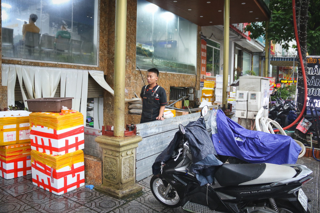 Người Hà Nội 'be bờ, đắp đập' chống bão số 3 - Ảnh 2. Người Hà Nội 'be bờ, đắp đập' chống bão số 3 - Ảnh 2.