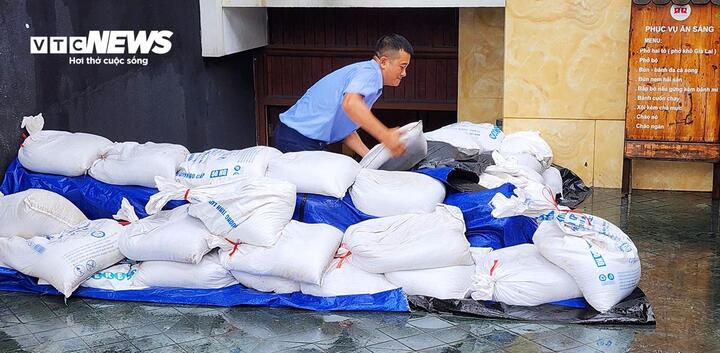 Trực tiếp: Bão số 3 Wipha mạnh trở lại cấp 10, giật cấp 12; Du khách vẫn vô tư tắm biển Cửa Lò dù có lệnh cấm - Ảnh 11. Trực tiếp: Bão số 3 Wipha mạnh trở lại cấp 10, giật cấp 12; Du khách vẫn vô tư tắm biển Cửa Lò dù có lệnh cấm - Ảnh 11.