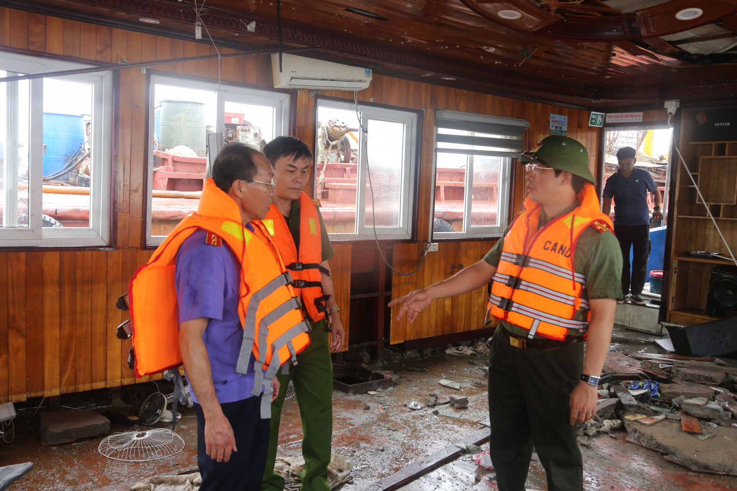 Hình ảnh bên trong tàu du lịch Vịnh Xanh sau tai nạn 36 người chết - Ảnh 4.