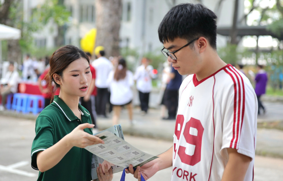 Sáng nay (21/7) Bộ GD&ĐT ‘chốt’ điểm sàn nhóm ngành sức khỏe, đào tạo giáo viên - Ảnh 1.