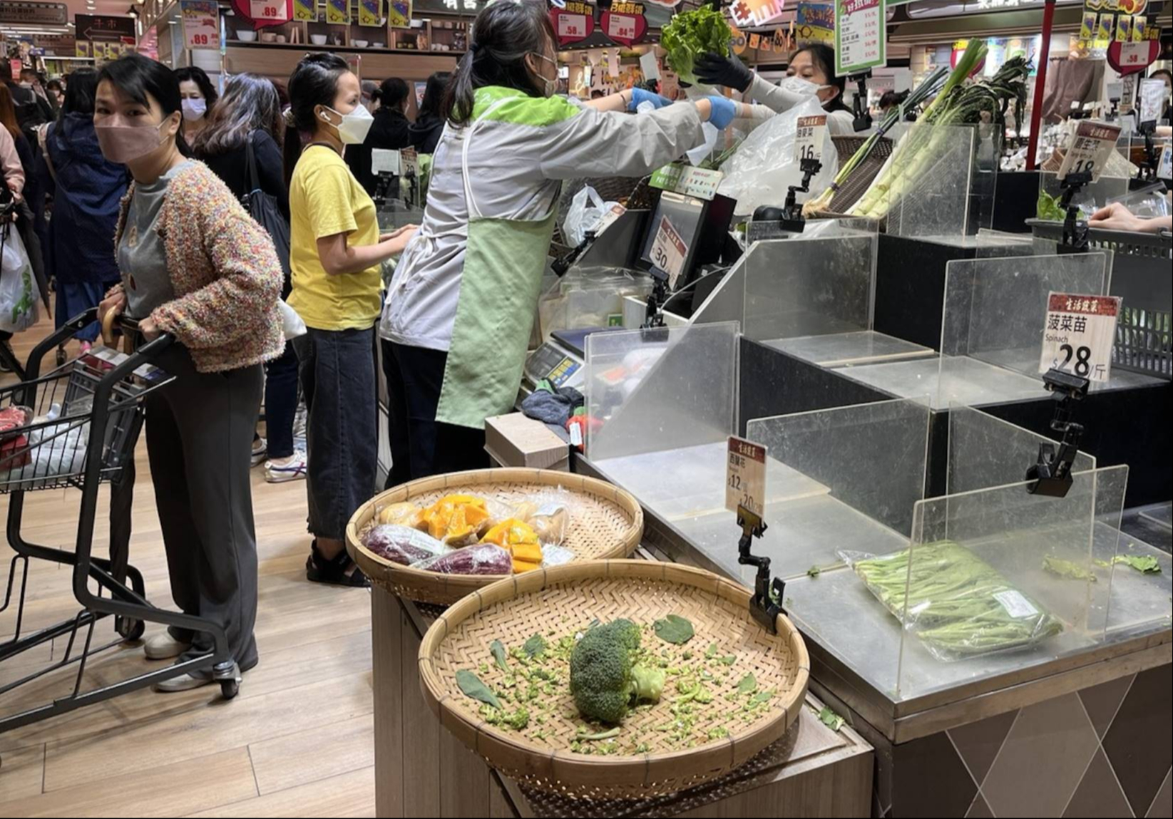 Bên trong siêu thị trống trơn trước bão Wipha, 1 loại rau bị người Trung Quốc đồng loạt bỏ lại: Lý do gì bị "ghẻ lạnh"?- Ảnh 1. Bên trong siêu thị trống trơn trước bão Wipha, 1 loại rau bị người Trung Quốc đồng loạt bỏ lại: Lý do gì bị "ghẻ lạnh"?- Ảnh 1.
