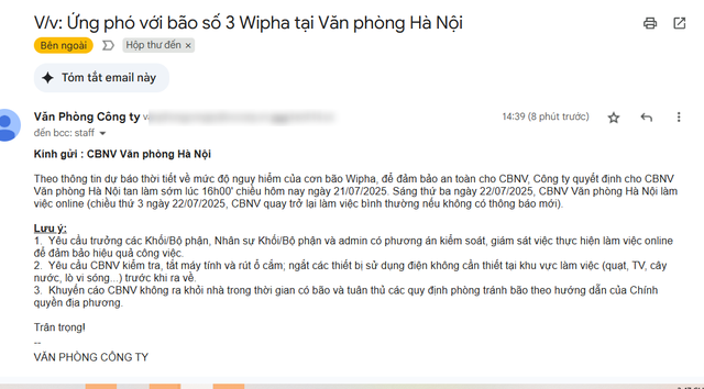 Hà Nội trước giờ bão số 3: Nhiều công ty cho nhân viên làm online, dân văn phòng tranh thủ tan làm sớm né mưa giông - Ảnh 1. Hà Nội trước giờ bão số 3: Nhiều công ty cho nhân viên làm online, dân văn phòng tranh thủ tan làm sớm né mưa giông - Ảnh 1.