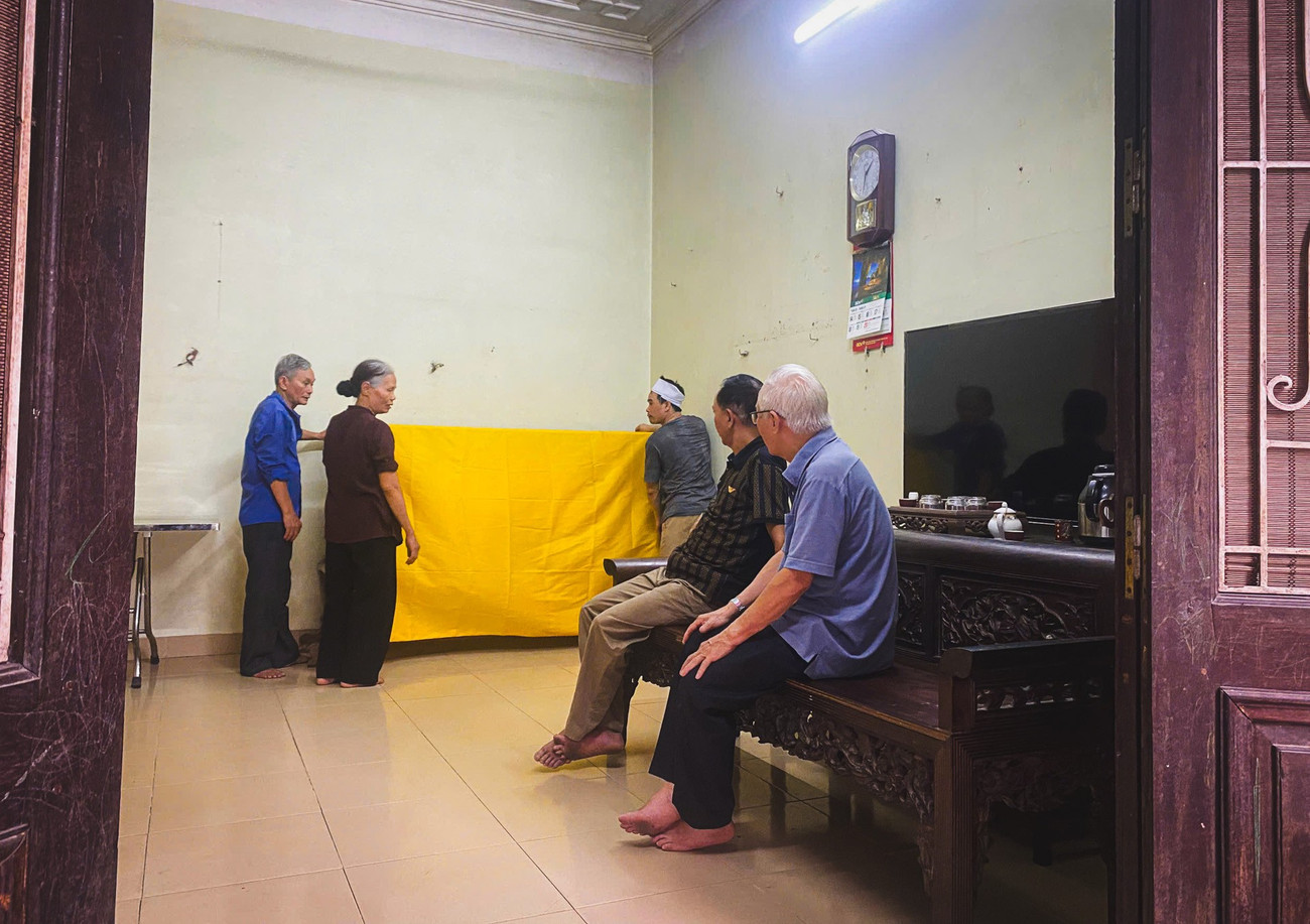 Đẫm nước mắt đón con trong vụ lật tàu trên vịnh Hạ Long - Ảnh 1. Đẫm nước mắt đón con trong vụ lật tàu trên vịnh Hạ Long - Ảnh 1.