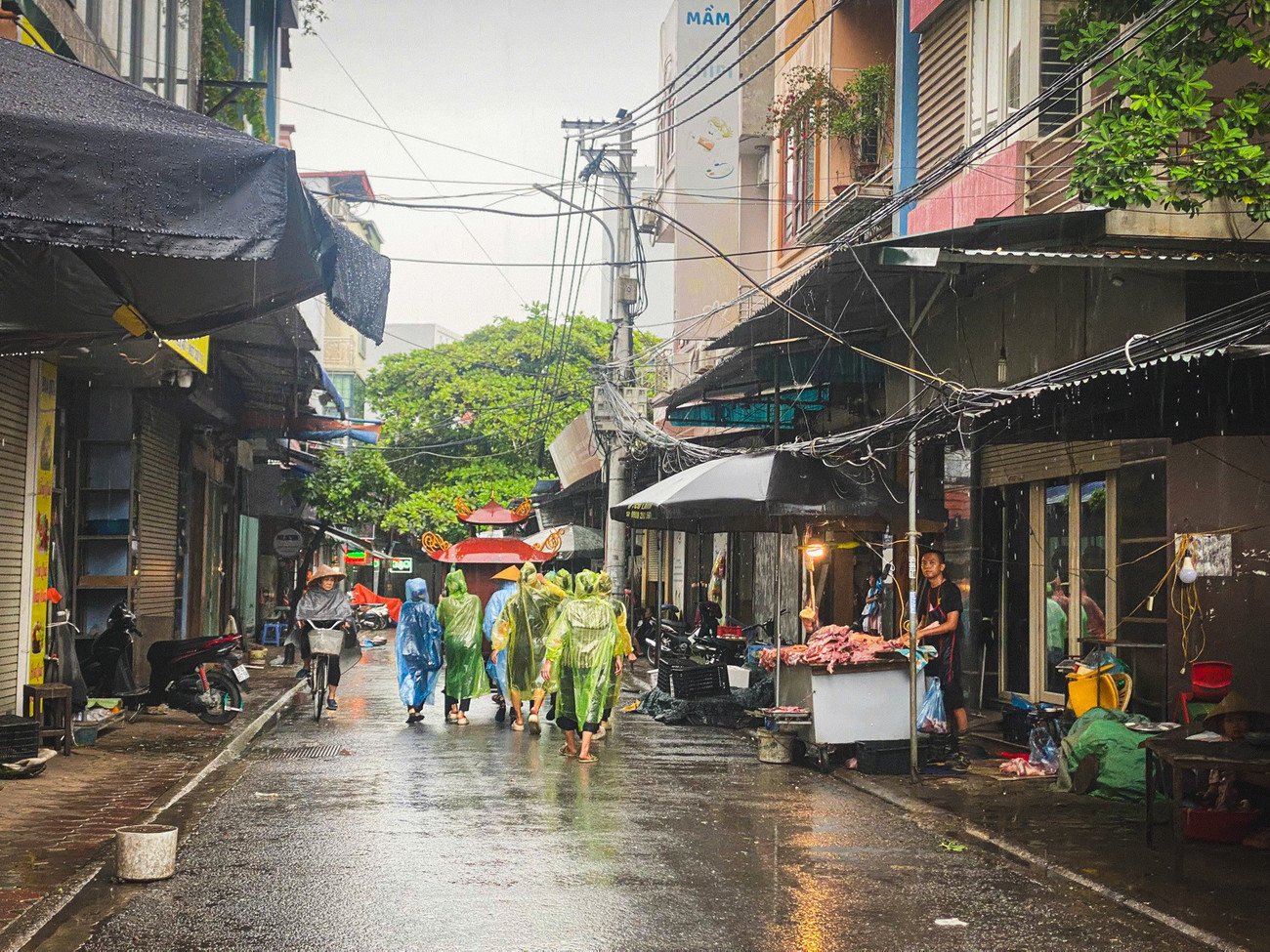 Đẫm nước mắt đón con trong vụ lật tàu trên vịnh Hạ Long - Ảnh 2. Đẫm nước mắt đón con trong vụ lật tàu trên vịnh Hạ Long - Ảnh 2.