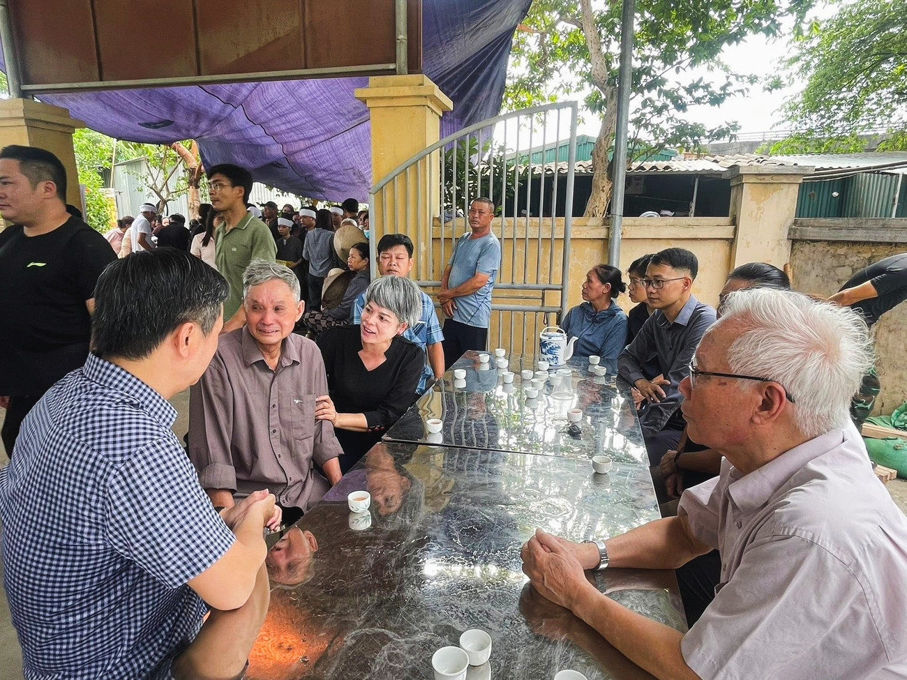 Đẫm nước mắt đón con trong vụ lật tàu trên vịnh Hạ Long - Ảnh 3. Đẫm nước mắt đón con trong vụ lật tàu trên vịnh Hạ Long - Ảnh 3.