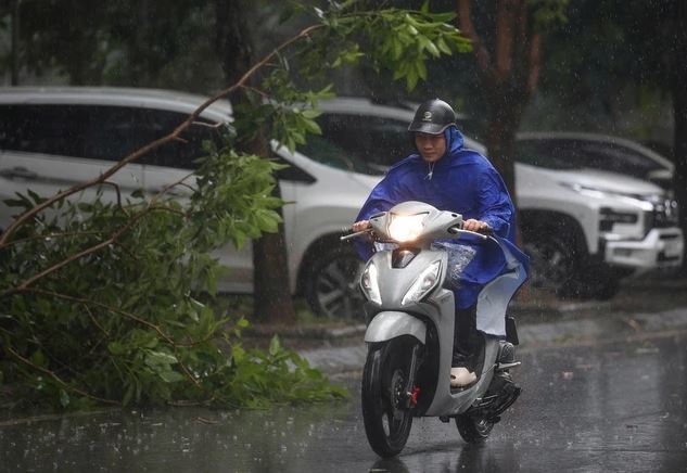 Hà Nội nằm trong vùng trọng tâm mưa lớn do bão Wipha: 11 điều cần làm ngay - Ảnh 1. Hà Nội nằm trong vùng trọng tâm mưa lớn do bão Wipha: 11 điều cần làm ngay - Ảnh 1.