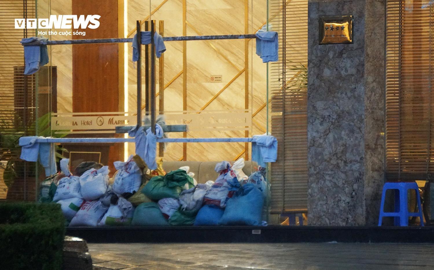Người dân Quảng Ninh thuê dàn container, xe tải chặn trước cửa ứng phó bão Wipha - Ảnh 6. Người dân Quảng Ninh thuê dàn container, xe tải chặn trước cửa ứng phó bão Wipha - Ảnh 6.