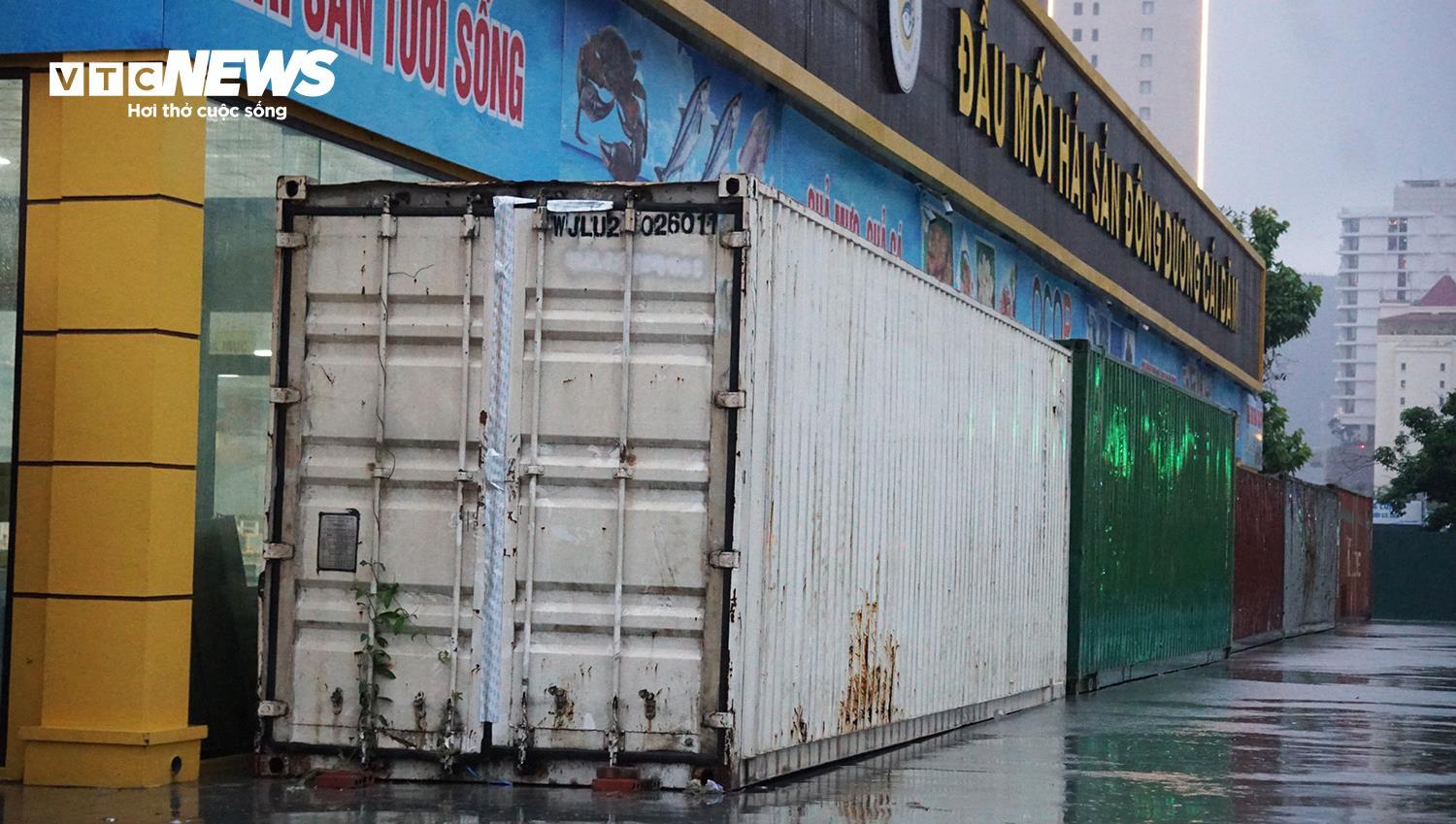Người dân Quảng Ninh thuê dàn container, xe tải chặn trước cửa ứng phó bão Wipha - Ảnh 2. Người dân Quảng Ninh thuê dàn container, xe tải chặn trước cửa ứng phó bão Wipha - Ảnh 2.