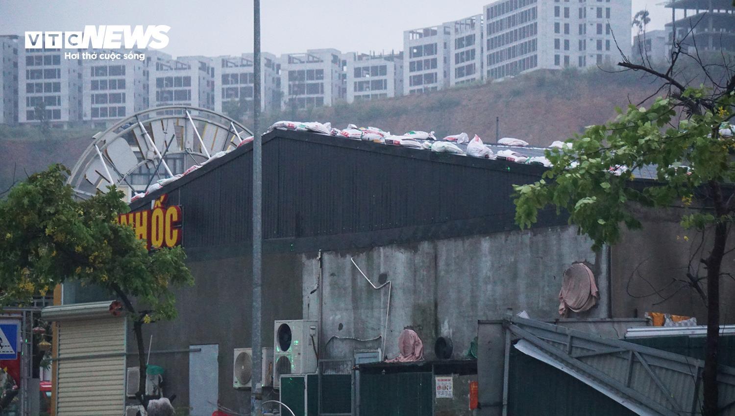 Người dân Quảng Ninh thuê dàn container, xe tải chặn trước cửa ứng phó bão Wipha - Ảnh 7. Người dân Quảng Ninh thuê dàn container, xe tải chặn trước cửa ứng phó bão Wipha - Ảnh 7.