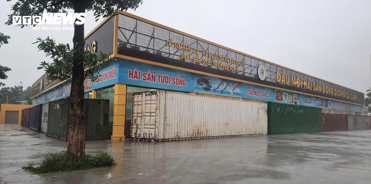 Người dân Quảng Ninh thuê dàn container, xe tải chặn trước cửa ứng phó bão Wipha - Ảnh 1. Người dân Quảng Ninh thuê dàn container, xe tải chặn trước cửa ứng phó bão Wipha - Ảnh 1.