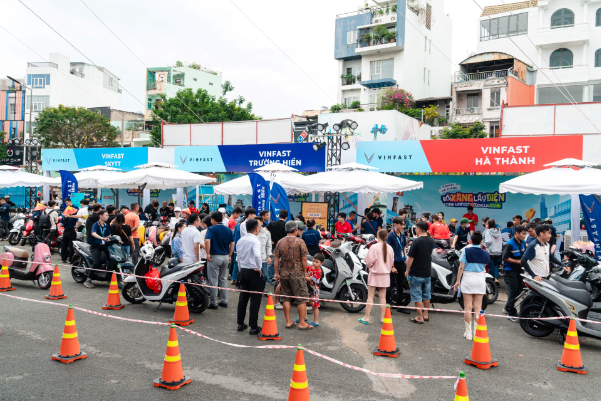Giới tài xế công nghệ chủ động đổi xe điện tại sự kiện Đổi xăng lấy điện ở TP.HCM - Ảnh 1.