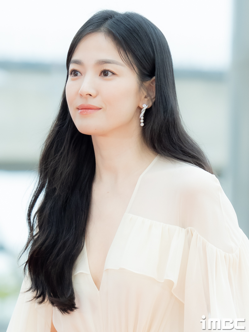 Song Hye Kyo dùng kem dưỡng siêu đắt đỏ nhưng có 4 bản "dupe" bình dân ngừa lão hóa đỉnh không kém - Ảnh 3. Song Hye Kyo dùng kem dưỡng siêu đắt đỏ nhưng có 4 bản "dupe" bình dân ngừa lão hóa đỉnh không kém - Ảnh 3.