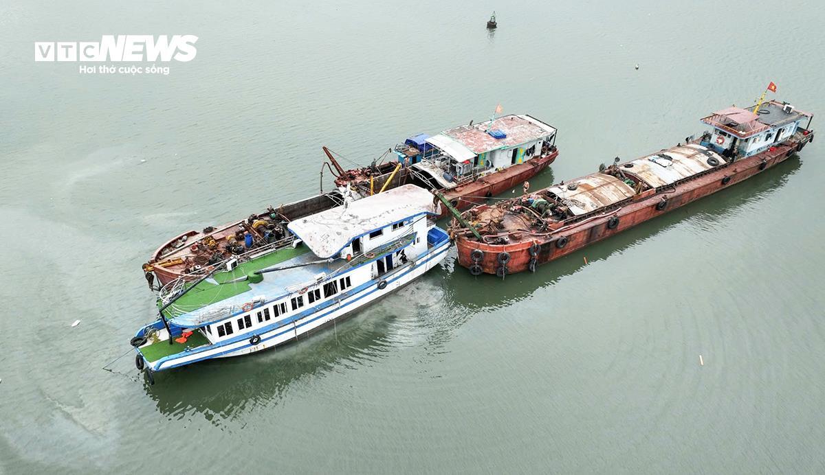 Hình ảnh bên trong tàu du lịch Vịnh Xanh sau tai nạn 36 người chết - Ảnh 1.