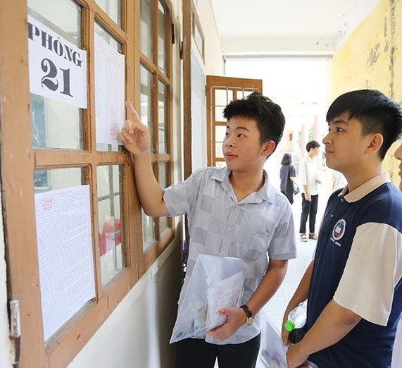 Phụ huynh Hà Nội tiếc nuối vì con đỗ nguyện vọng 3 nhưng không thể đăng ký trường tuyển 'tràn tuyến' - Ảnh 1. Phụ huynh Hà Nội tiếc nuối vì con đỗ nguyện vọng 3 nhưng không thể đăng ký trường tuyển 'tràn tuyến' - Ảnh 1.