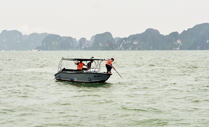 Tìm thấy thi thể cháu bé trong vụ lật tàu du lịch trên vịnh Hạ Long - Ảnh 1. Tìm thấy thi thể cháu bé trong vụ lật tàu du lịch trên vịnh Hạ Long - Ảnh 1.