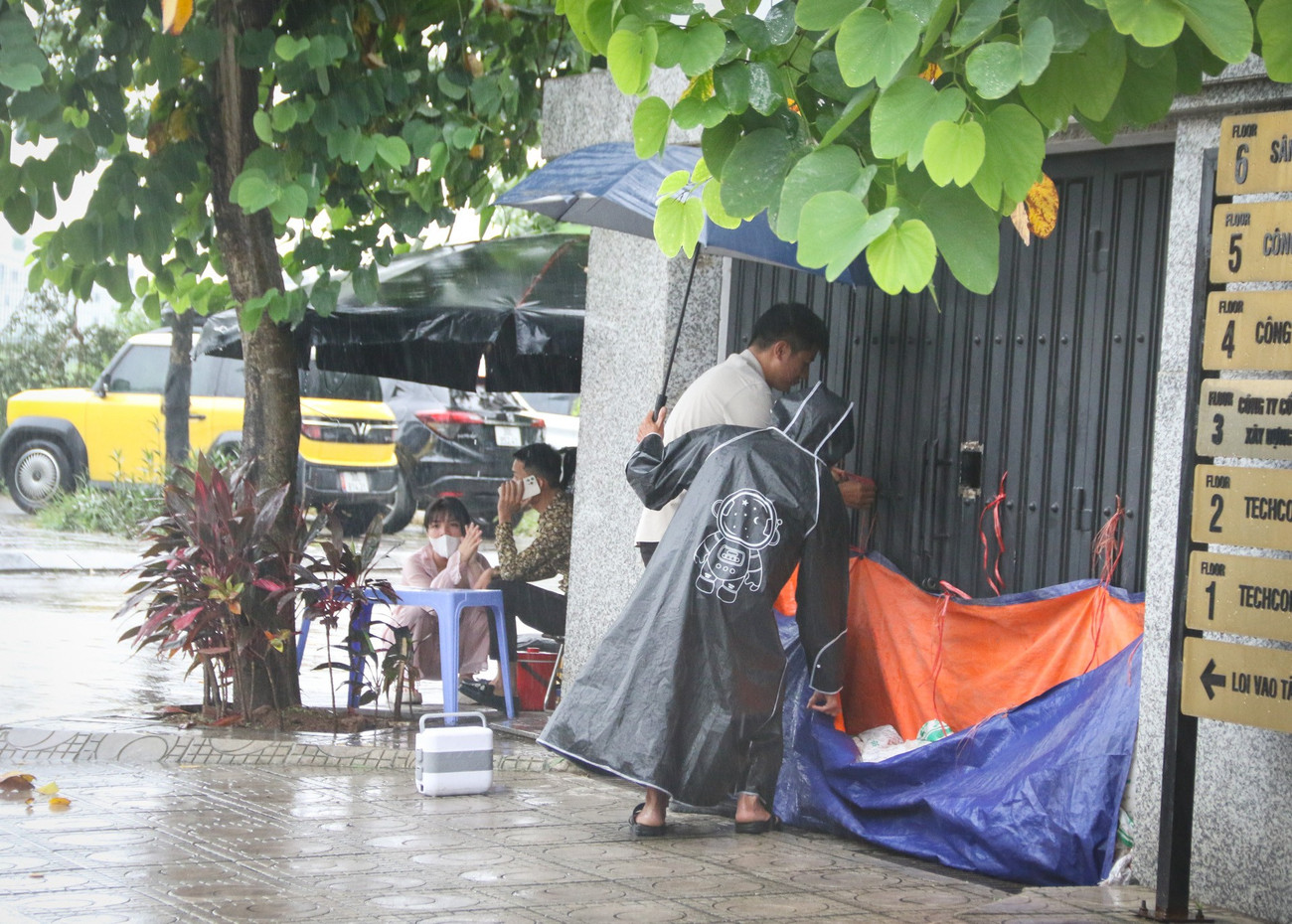 Người Hà Nội 'be bờ, đắp đập' chống bão số 3 - Ảnh 4. Người Hà Nội 'be bờ, đắp đập' chống bão số 3 - Ảnh 4.