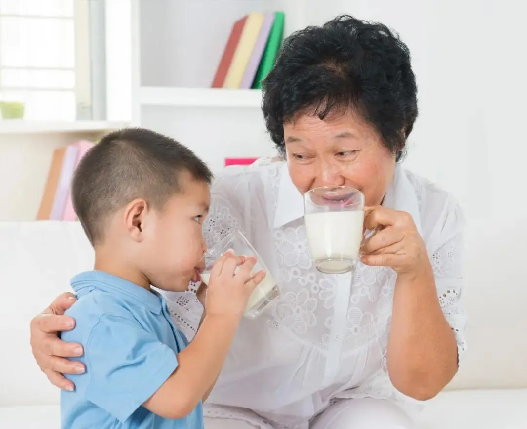 Uống sữa, sữa chua hay sữa đậu nành thì được bổ sung canxi tốt nhất? Câu trả lời sẽ khiến bạn bất ngờ!- Ảnh 1.