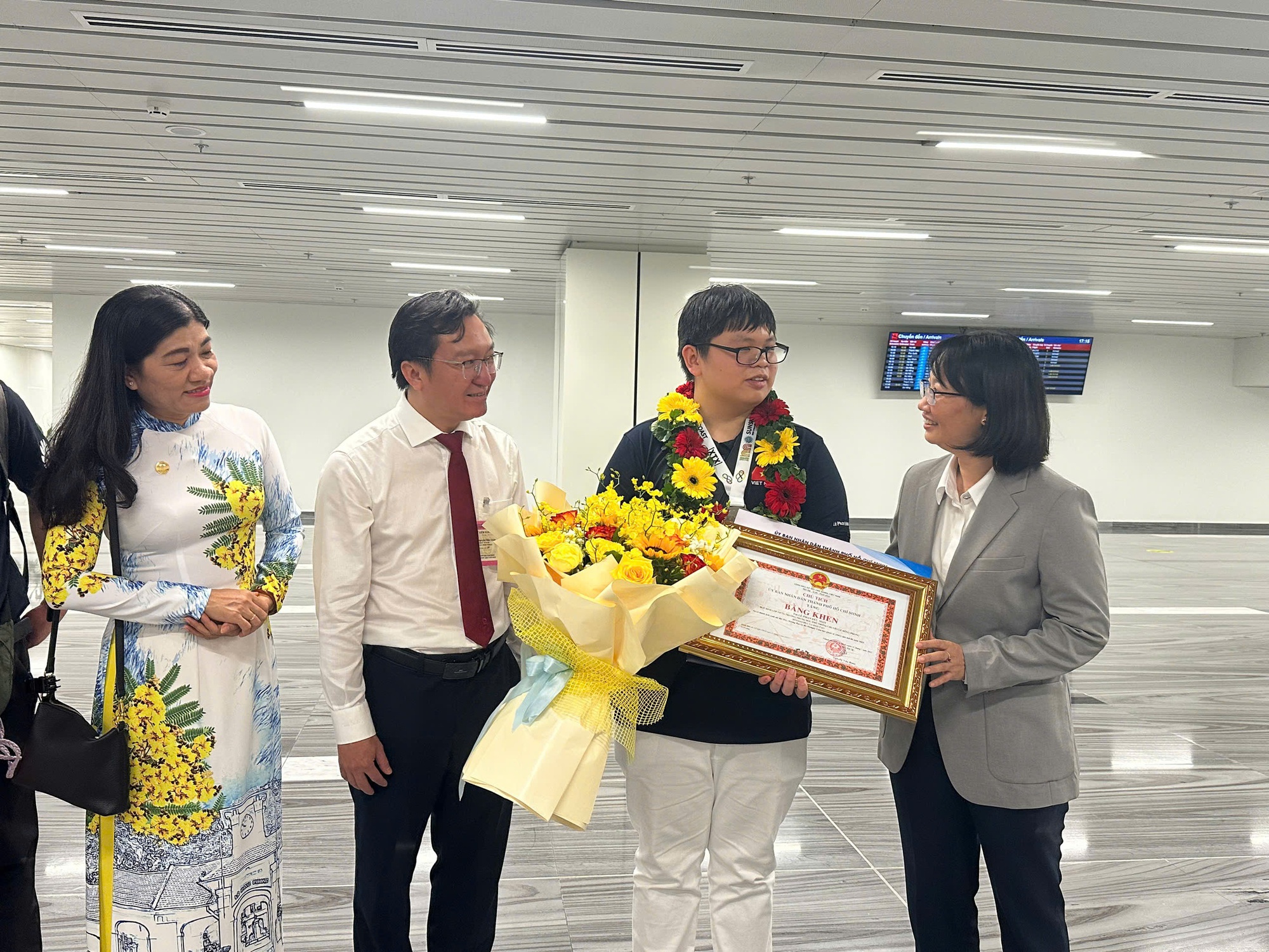TP HCM thưởng nóng 50 triệu đồng cho 1 học sinh đạt thành tích đặc biệt - Ảnh 2. TP HCM thưởng nóng cho học sinh Trường THPT chuyên Lê Hồng Phong vừa đạt thành tích đặc biệt - Ảnh 2.