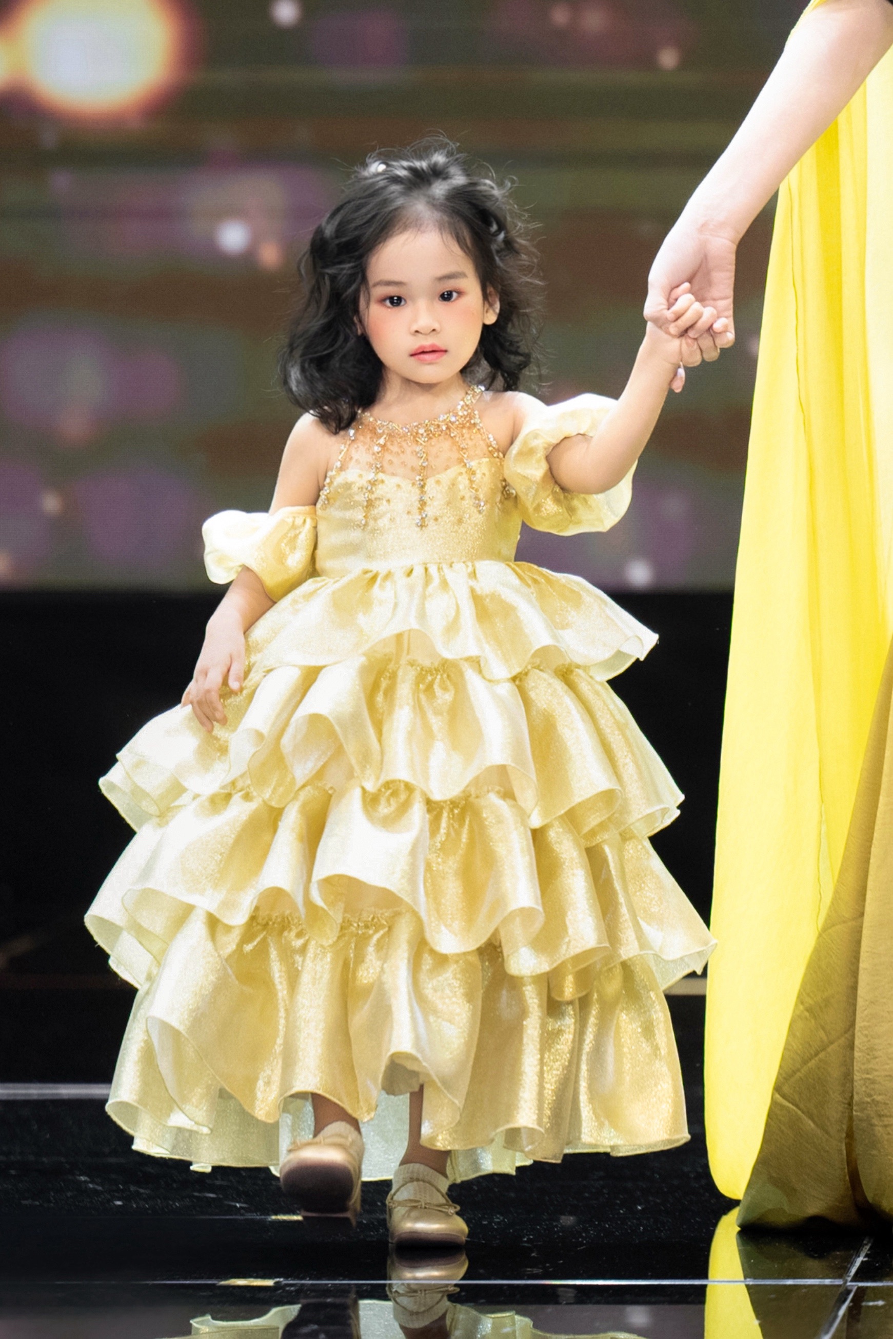 Con gái Á hậu xinh như búp bê, 2 tuổi đã catwalk dạn dĩ và nói được song ngữ - Ảnh 6. Con gái Á hậu xinh như búp bê, 2 tuổi đã catwalk dạn dĩ và nói được song ngữ - Ảnh 6.