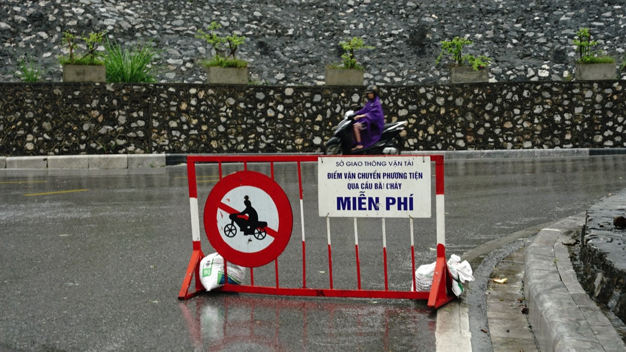 Trước giờ bão đổ bộ: Đường phố Quảng Ninh không một bóng người, gió mạnh hất văng bốt bảo vệ ra xa 6 mét - Ảnh 16. Trước giờ bão đổ bộ: Đường phố Quảng Ninh không một bóng người, gió mạnh hất văng bốt bảo vệ ra xa 6 mét - Ảnh 16.