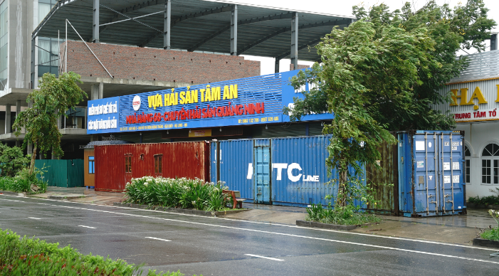 Trước giờ bão đổ bộ: Đường phố Quảng Ninh không một bóng người, gió mạnh hất văng bốt bảo vệ ra xa 6 mét - Ảnh 11. Trước giờ bão đổ bộ: Đường phố Quảng Ninh không một bóng người, gió mạnh hất văng bốt bảo vệ ra xa 6 mét - Ảnh 11.