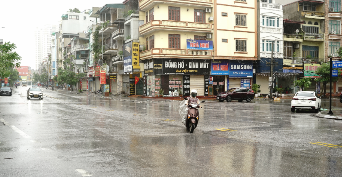 Trước giờ bão đổ bộ: Đường phố Quảng Ninh không một bóng người, gió mạnh hất văng bốt bảo vệ ra xa 6 mét - Ảnh 13. Trước giờ bão đổ bộ: Đường phố Quảng Ninh không một bóng người, gió mạnh hất văng bốt bảo vệ ra xa 6 mét - Ảnh 13.