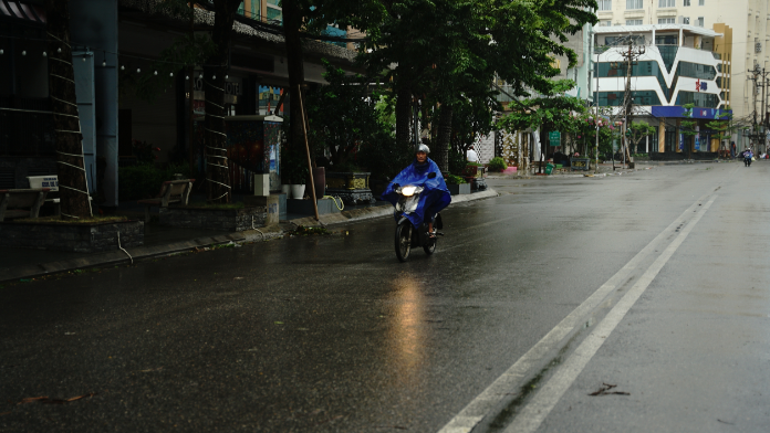 Trước giờ bão đổ bộ: Đường phố Quảng Ninh không một bóng người, gió mạnh hất văng bốt bảo vệ ra xa 6 mét - Ảnh 14. Trước giờ bão đổ bộ: Đường phố Quảng Ninh không một bóng người, gió mạnh hất văng bốt bảo vệ ra xa 6 mét - Ảnh 14.