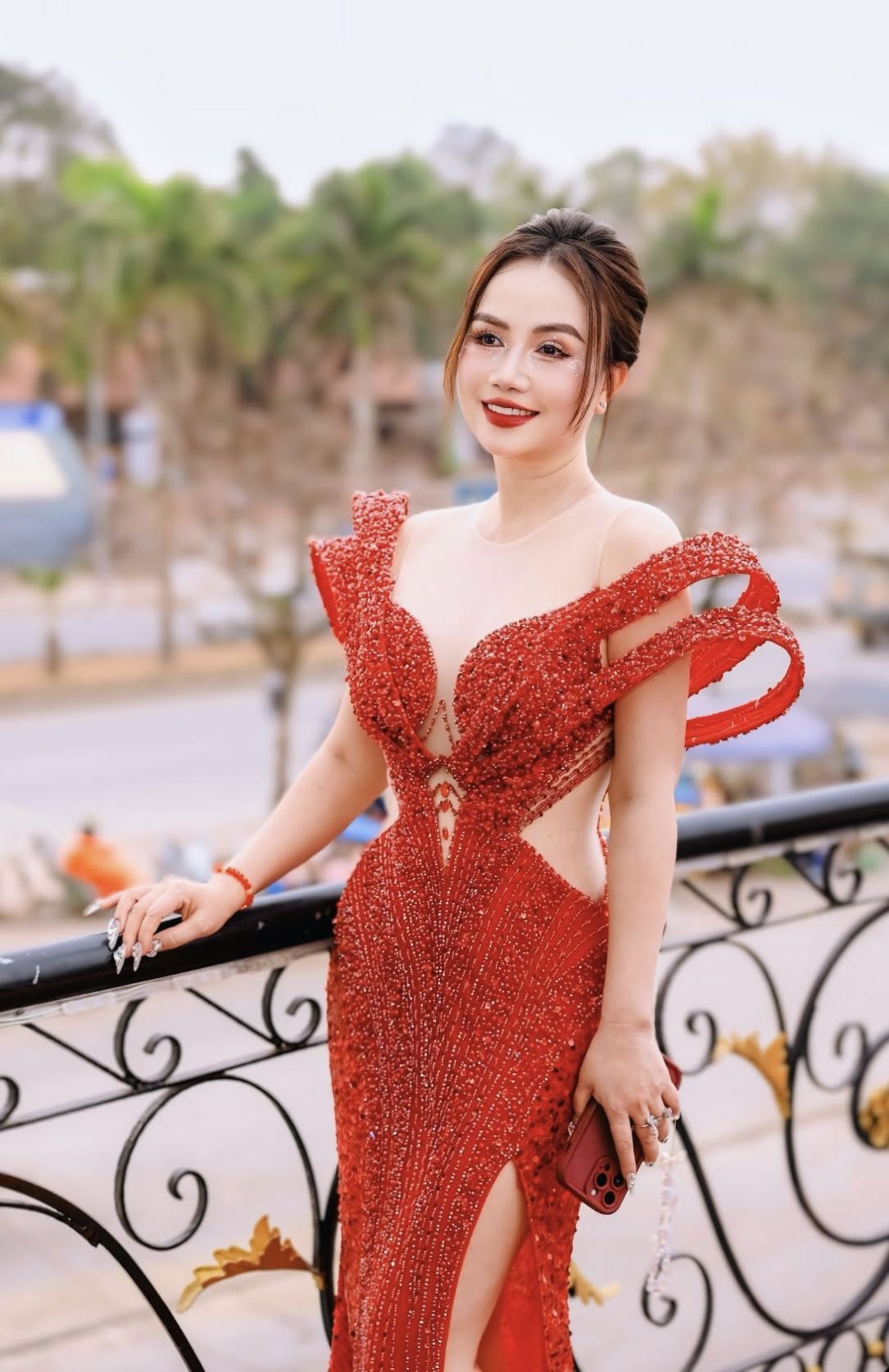 Nữ diễn viên Vbiz nói gì khi bị mỉa mai “4 đời chồng rồi còn đòi phát sáng sau ly hôn” - Ảnh 2. Nữ diễn viên Vbiz nói gì khi bị mỉa mai “4 đời chồng rồi còn đòi phát sáng sau ly hôn” - Ảnh 2.