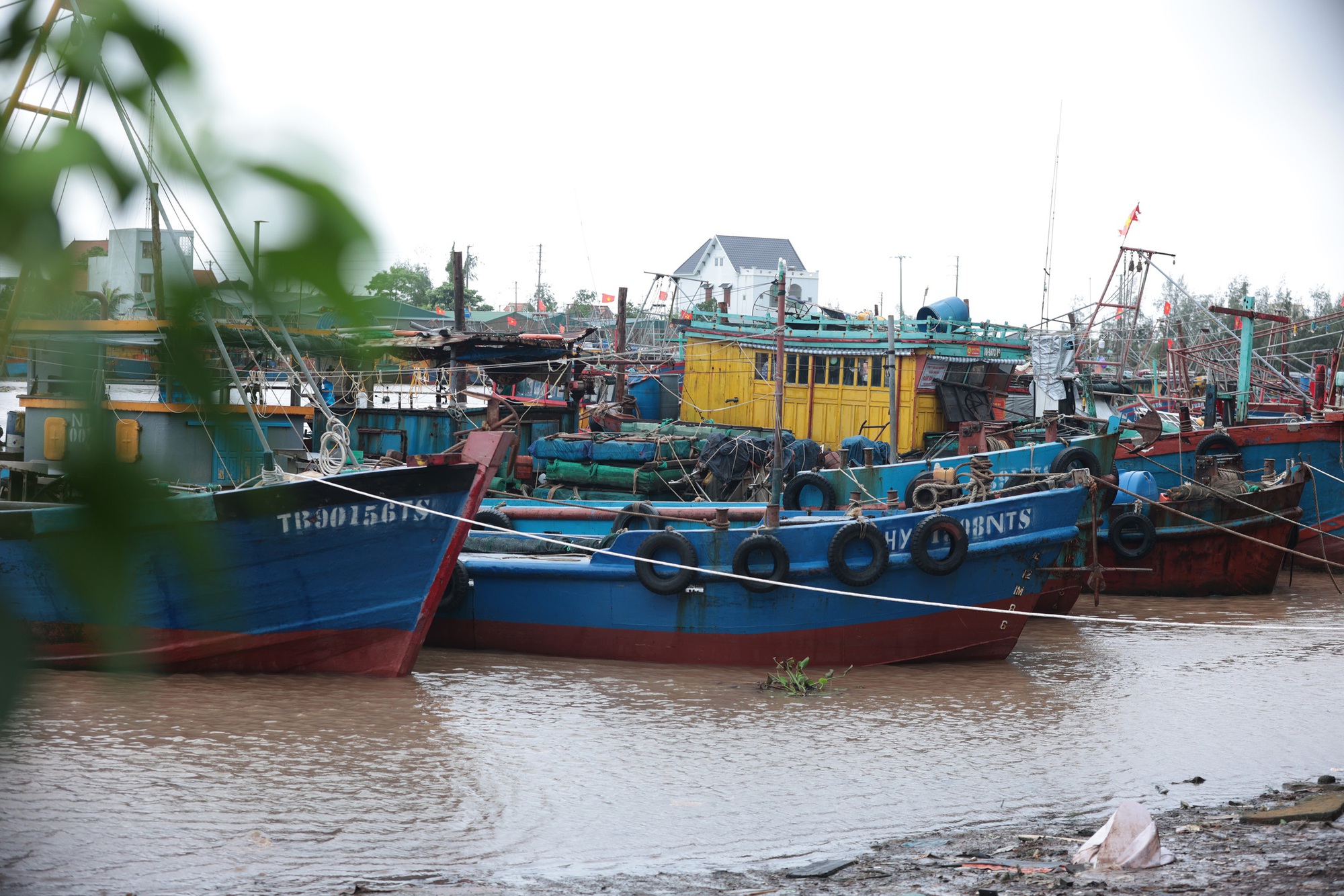 Trực tiếp: Bão số 3 đổ bộ đất liền Hưng Yên - Ninh Bình; CSGT Hà Nội khuyến cáo người dân hạn chế ra đường- Ảnh 10. Trực tiếp: Bão số 3 đổ bộ đất liền Hưng Yên - Ninh Bình; CSGT Hà Nội khuyến cáo người dân hạn chế ra đường- Ảnh 10.